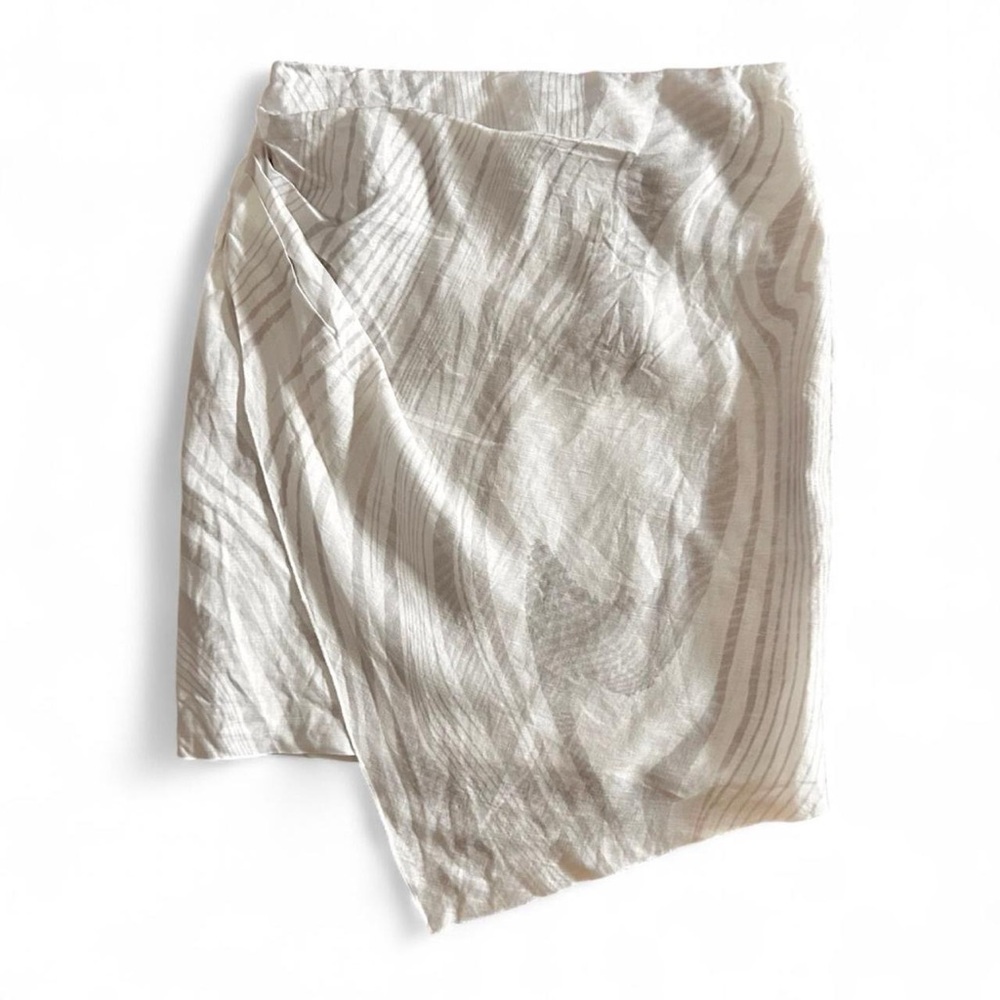 Vikki Valenti elegant white linen skirt with light grey curve details Size: 8